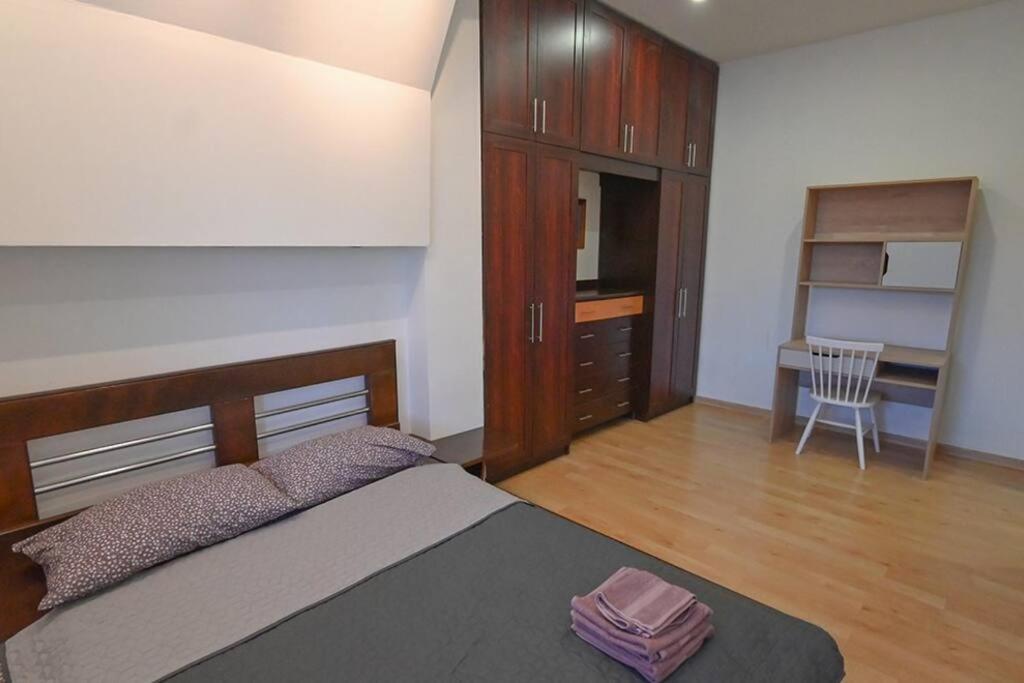Classic Apt. On Liberty Square Tbilisi Esterno foto