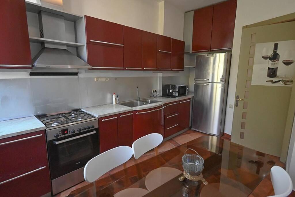 Classic Apt. On Liberty Square Tbilisi Esterno foto