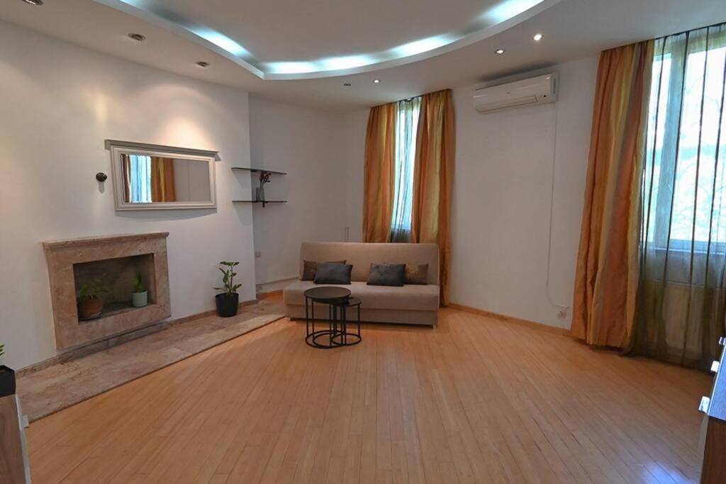 Classic Apt. On Liberty Square Tbilisi Esterno foto